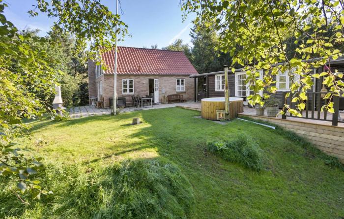 3 Bedroom Amazing Home In Fur