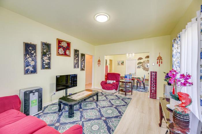 Pet-Friendly Los Angeles Duplex about 2 Mi to Dtwn!