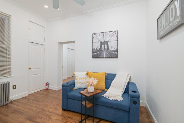 25 mins to Midtown Manhattan