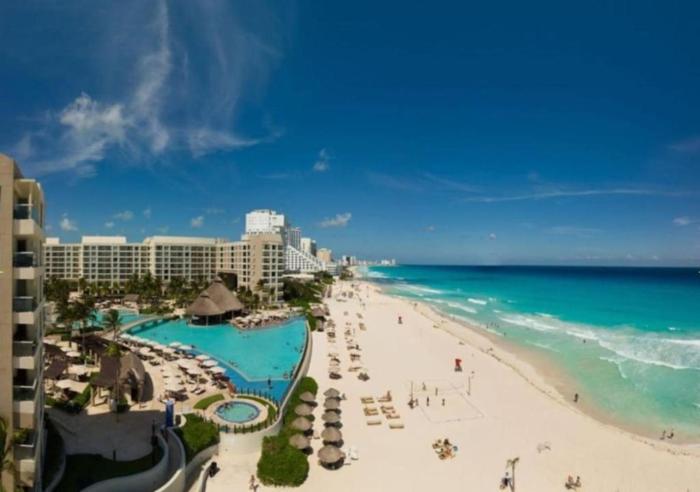 Enjoy the Cancun area with the family in this family friend 2BD resort condo with amenities