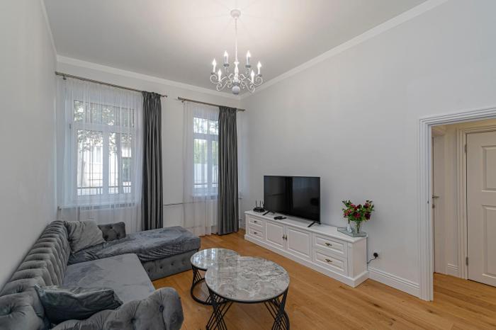 Riverside 1 BD Central Apartment by Hostlovers