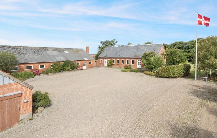 Six-Bedroom Holiday Home In Thyholm