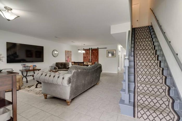 Beautiful 3 Bedroom- free parking 2M to Broadway