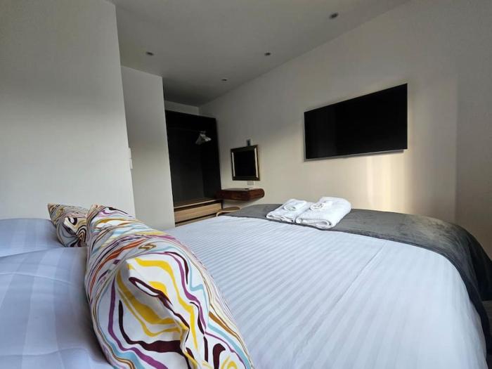 Apollo 16-1 bed town center