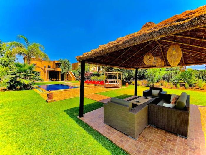 Luxurious & Comfy Golf Gem Pool Pergola View