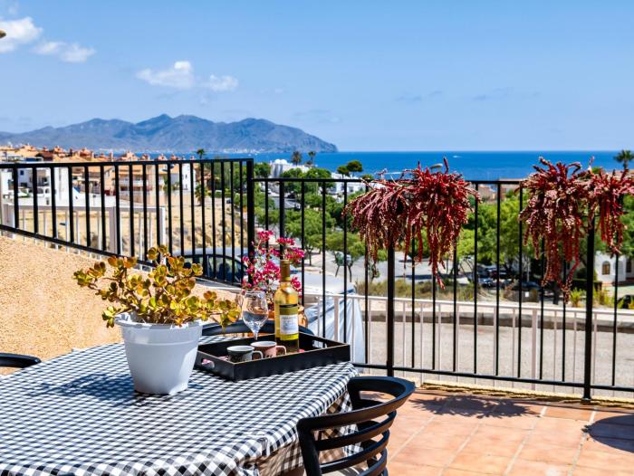 SunRise Den, a pie de playa, vista al mar y piscina