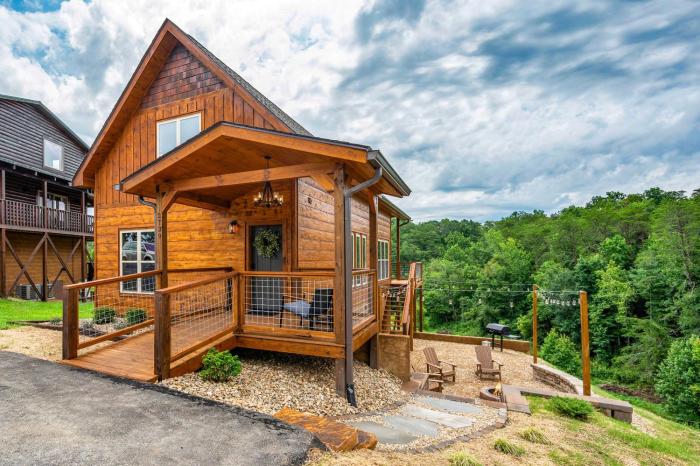 Cozy 2BR Loft Cabin with Hot Tub near Pkwy, Gatlinburg & GSMNP