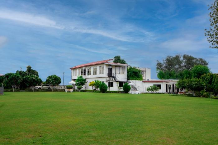 Family Vacay In Green Settings