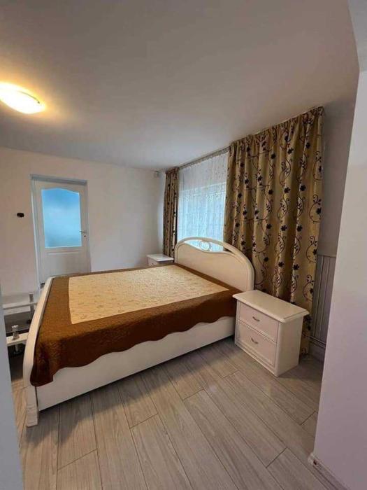 Apartament la curte