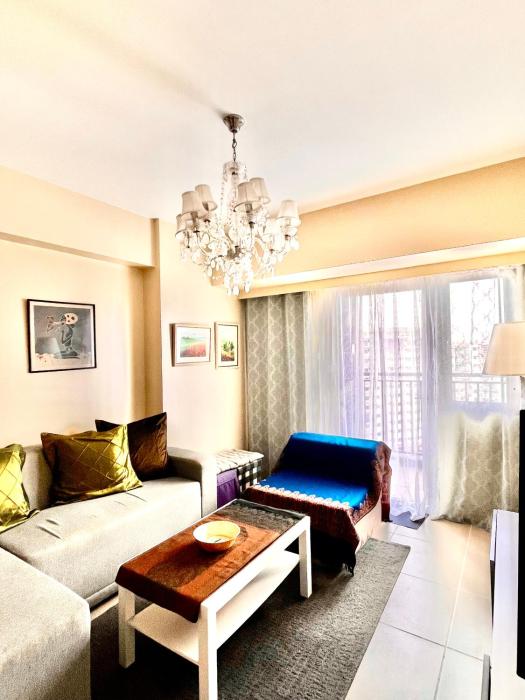 Wanderlust Getaway at Tagaytay high floor, balcony with views & own parking