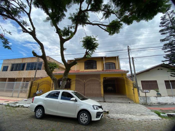 Sobrado com 5 suítes e piscina no centro Camboriú