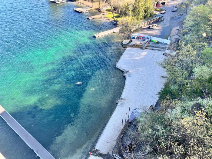 Canandaigua Lake Retreat with view and private beach access, foliage, hike, and Ski