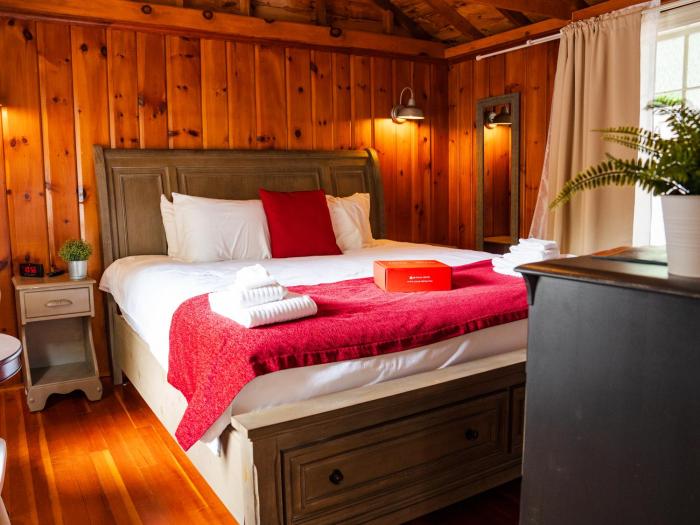 Cottage 10 - King Bed Child Loft w Twin Private Bath Kitchenette Pets Allowed Fee applies