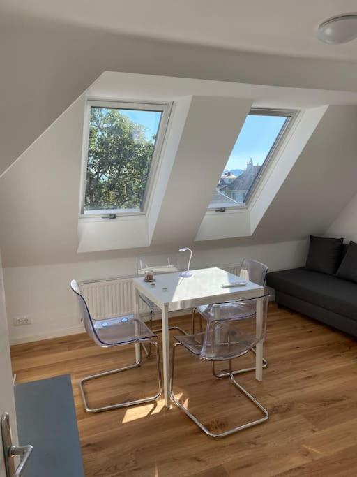 Dachwohnung im Villenviertel