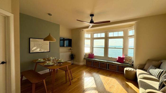 The Panoramic - Beach Front Apt - No Guest Fees