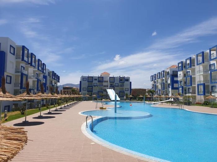 complexe avec piscine