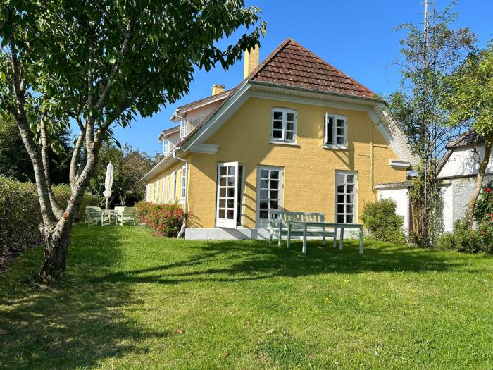 Strandgården på Skarø med færge fra Svendborg