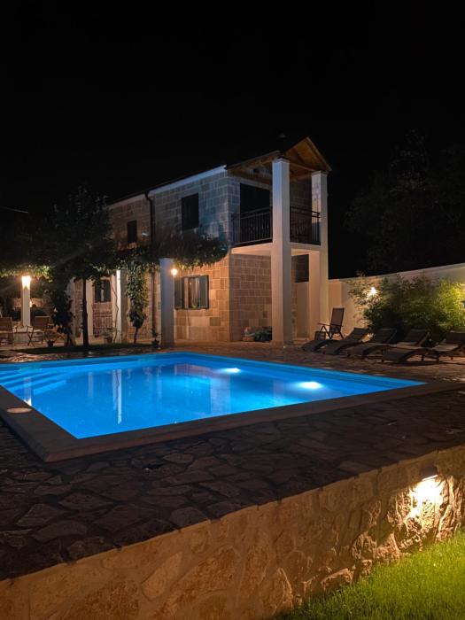 Holiday home Bilini Dvori - house with swimming pool