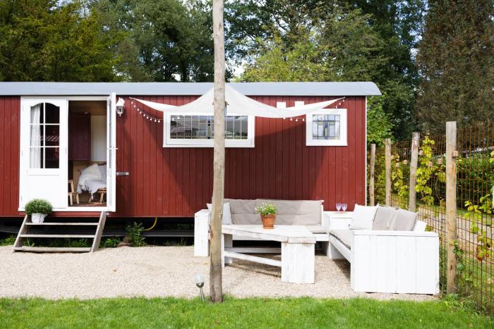 Wegdromen op de Veluwe in romantische rode pipowagen