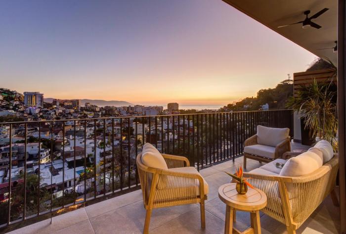 Oasis Luxury Penthouse 3 Bed Condo with Views, Pools