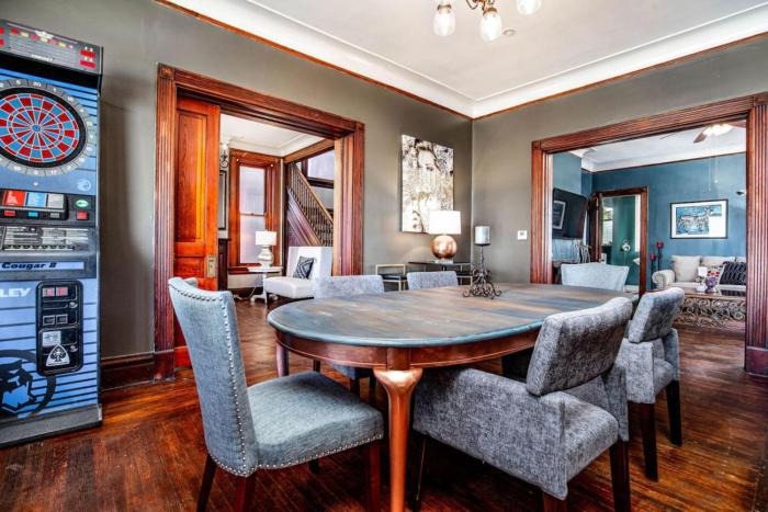 Downtown Mansion with 7 Bedrooms 2.5 Baths Sleeps 20