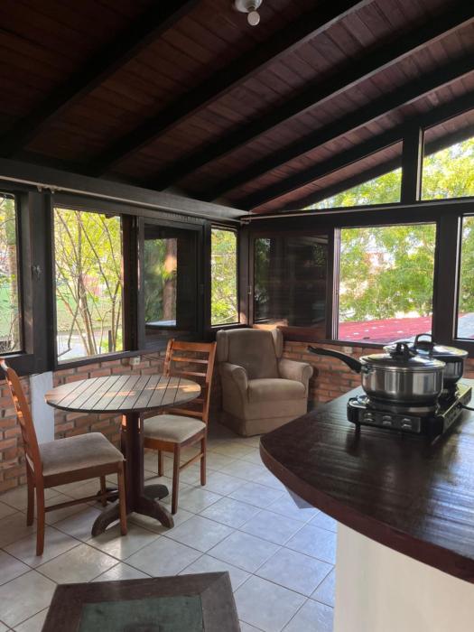 Espaço com Apartamentos Rústicos em Terreno Arborizado, Vaga de Garagem, Ar Condicionado, WiFi