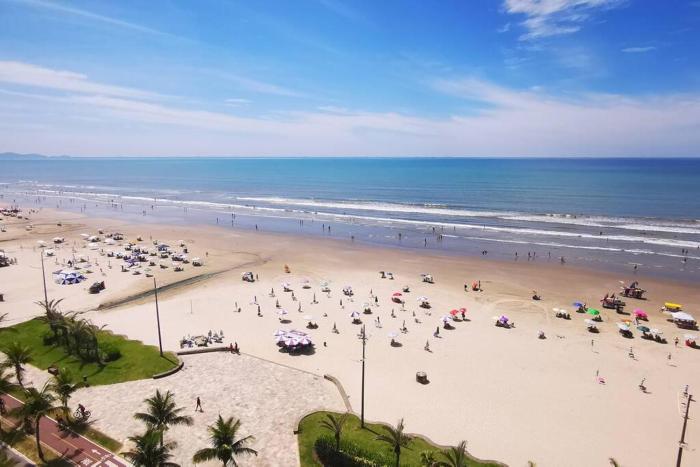 Pé na praia, em frente ao mar, Praia Grande