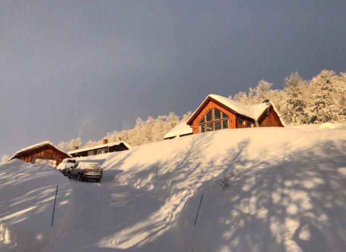 Stuga i Bruksvallarna med avresestäd Skoterled samt skidled i närhet vintertid Vandringsleder sommartid