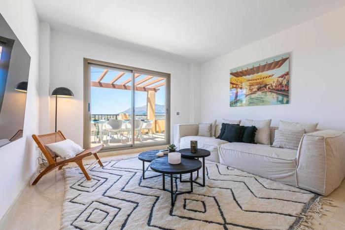 Idyllic penthouse with sea view in Benahavís