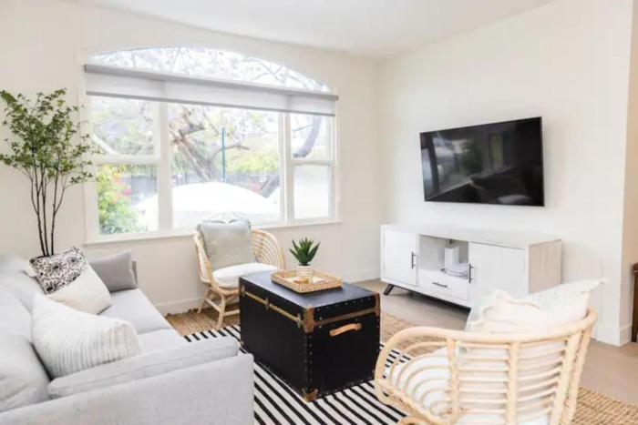 Cheerful 4BD Home in the Heart