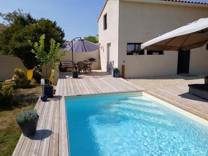 Gîte avec piscine chauffée, jardin clos et WiFi à Baignes - FR-1-653-264