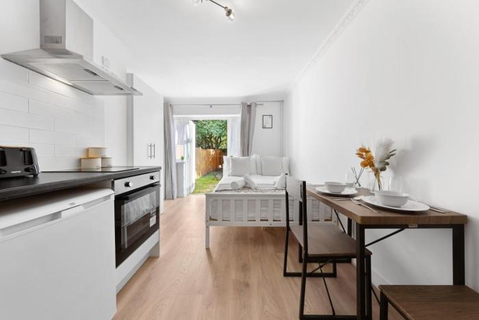 Modern, Cosy & Central Studio 1min from Train - The Kensal Suite - Mid-Long Term Stays