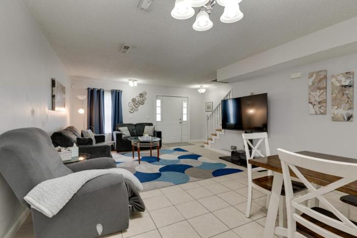 2 BDR with Free Parking! 2M to Broadway!