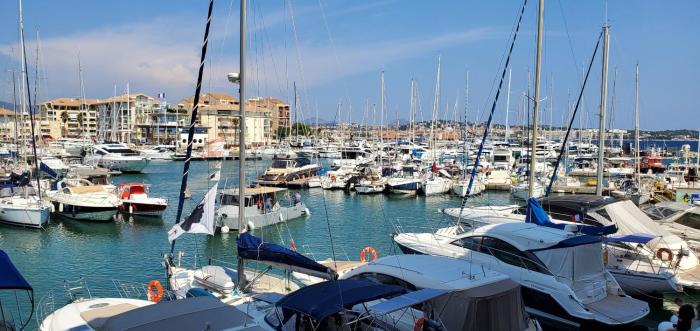 Vue sur Port Frejus pour ce T2-3 Cap Hermes, 6 cou