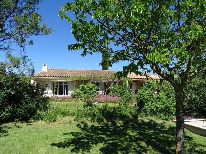 Studio idépendant au rez de chaussée dune longère terrasse , jardin , mezzanine 1 lit double , 2 matelas sur mezzanine , hauteur limitée pour enfants