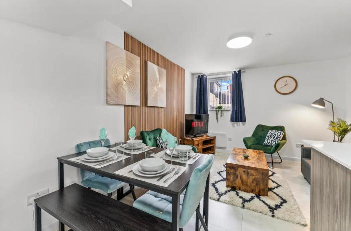 Prestige Stays Cardiff Spacious 2-Bedroom Duplex Apartment near Heath Hospital & Cardiff University Wi-Fi & Lockbox Check-In