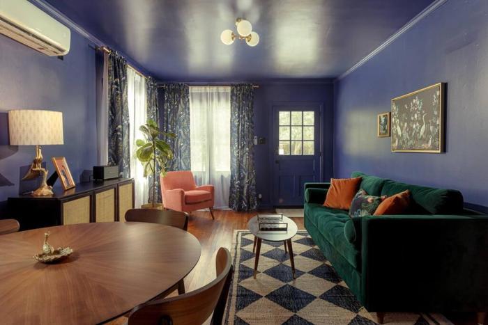 The Peacock - Artsy East Hill Getaway