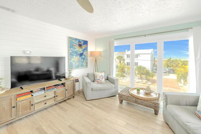 Oceanview, in Village, 20-steps to Path of Best Beach, Tiki-Bar, Free Bikes and Paddle-boards!