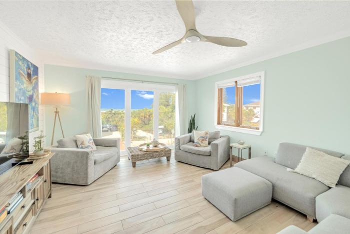 Oceanview Penthouse, in VIllage, 30-steps to Best Beach, Tiki-Bar, Free Bikes and Paddle-boards!