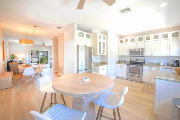 Ocean-Views, Pool, Private Elevator, Covered Patio & Fire-Table, 150 steps to Beach!