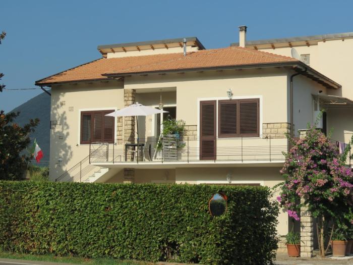 Casa Vacanze “Bouganville” loc Avane Pisa