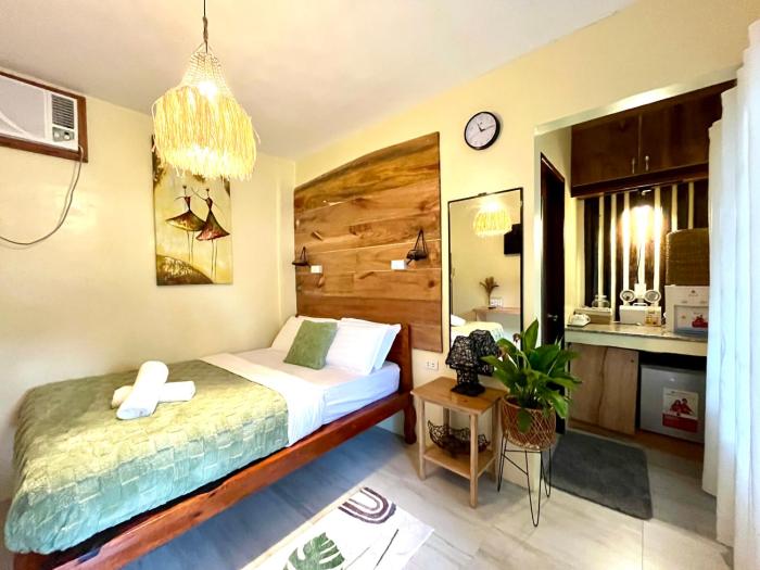 Cozy Bungalow Isa with AC and Generator in General Luna