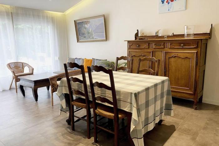 Bright airy family style 7 min walk to beach