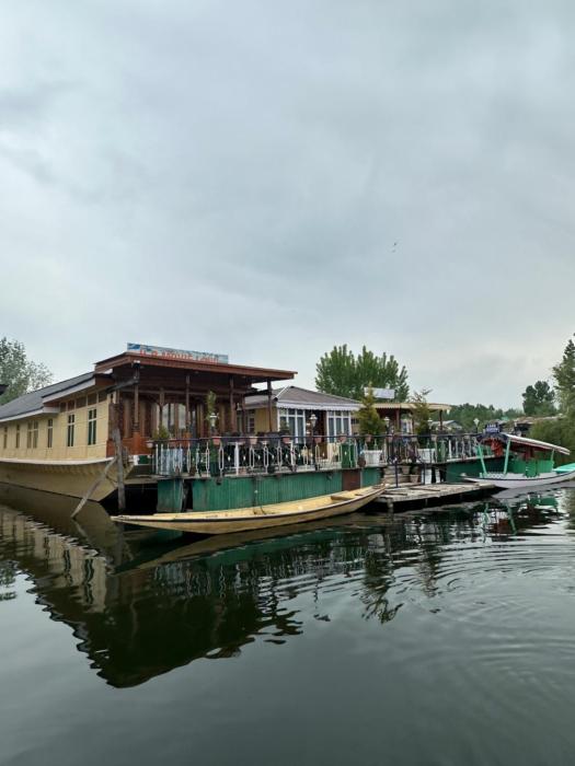 Movie land group of house boats