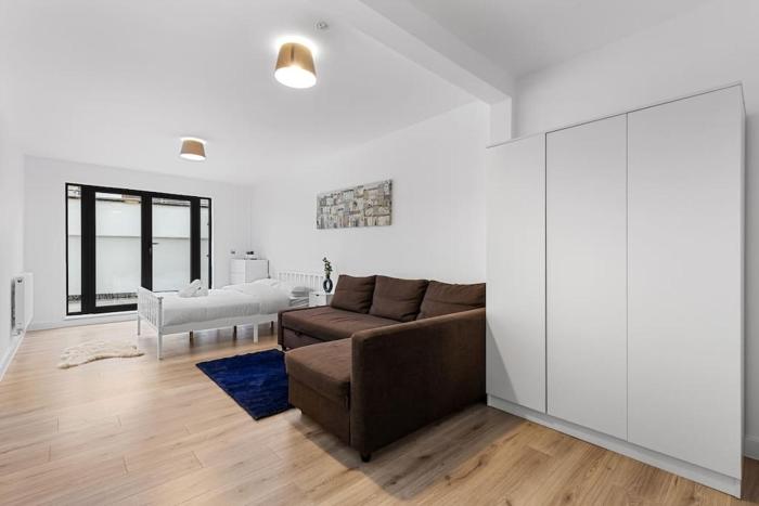 Spacious Sleep 12 1 min from Tooting Station MR2