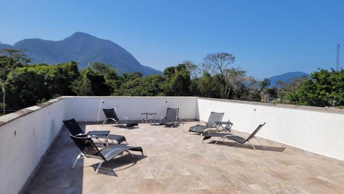 Suítes privativas com Ar, Frigobar e TV - apenas 300m da Praia da Maranduba