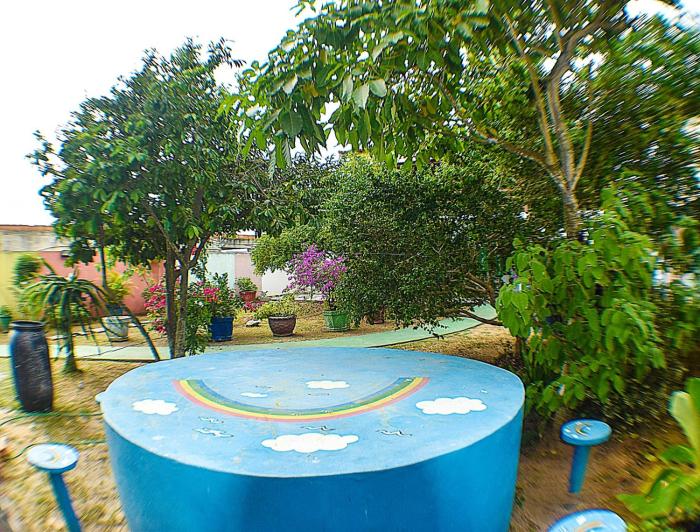 Casa com 4 suítes, cozinha, churrasqueira e praia