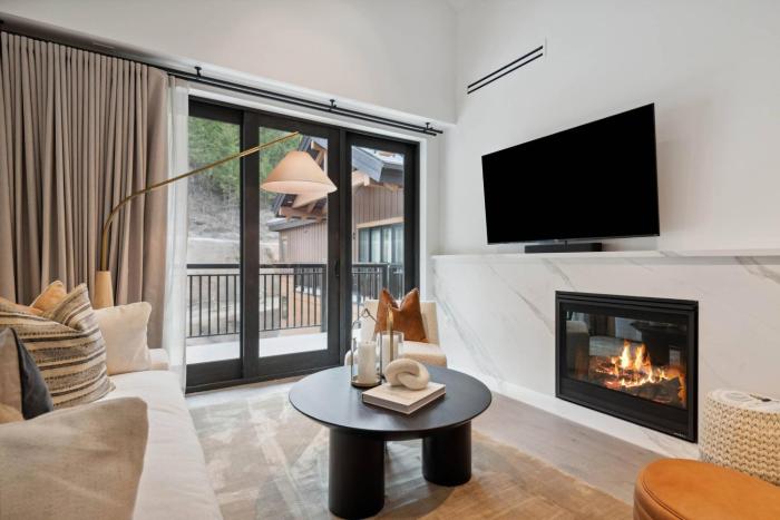 Frontgate 415 by East West Hospitality