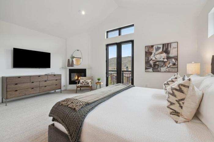 Frontgate Townhome 01 by East West Hospitality