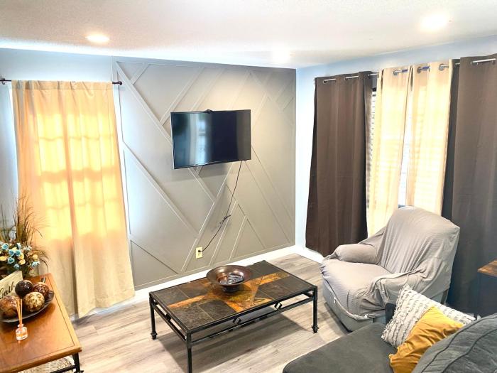 Blue Oval -Project Pyramid-XAi- King bed-2bedrooms 1,5 bath, 4beds, sleeps 5